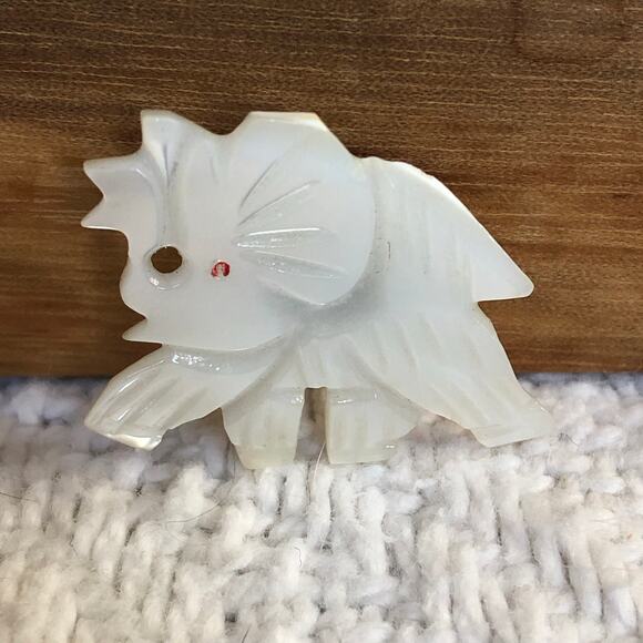 Vintage Mother Of Pearl Carved Elephant Brooch Pin Made In Taiwan 70s 80s Boho - Picture 2 of 7